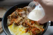 Курка у вершковому соусі з розмарином. курка