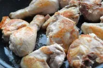 Курка у вершковому соусі з розмарином. вершковому