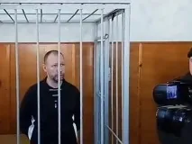 дівчину
