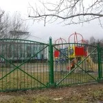 Огородження в дитячих дошкільних закладах чи дитсадках – основні правила встановлення та норми дитячих