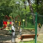 Огородження в дитячих дошкільних закладах чи дитсадках – основні правила встановлення та норми дитячих