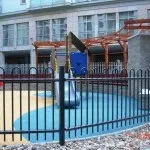 Огородження в дитячих дошкільних закладах чи дитсадках – основні правила встановлення та норми дитячих