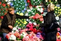 Ось чому церквапросить не носити на могили штучні квіти! носити