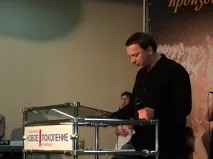 людей
