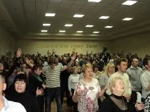 людей