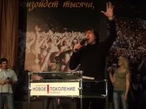 людей