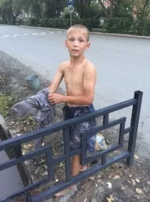 У Ревді 12-річний хлопчик врятував цуценя, яке мало не потонуло в стічній канаві (2 фото) - Тринікси 12-річний