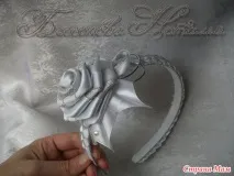 Брошка, троянди та кольє брошка