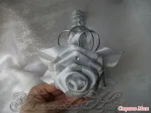 Брошка, троянди та кольє кольє