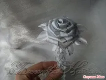 Брошка, троянди та кольє кольє