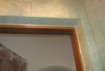 Як лиштва кріпиться до стіни, облицьованої керамічною плиткою кріпиться
