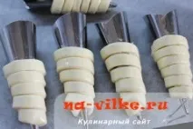 Як приготувати трубочки листкові з кремом зі згущеного молока кремом