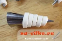 Як приготувати трубочки листкові з кремом зі згущеного молока кремом