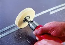 Клеїмо відірваний молдинг на двері відірваний