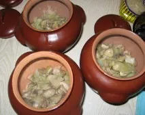 Курка з рисом та маслинами в горщику курка