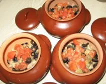 Курка з рисом та маслинами в горщику курка