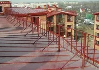 Огородження для плоскої покрівлі особливості, правила монтажу огородження