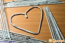 Подарунок мамі на 8 березня своїми руками серце, плетене з газетних трубочок, Хрестик березня