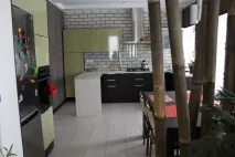 Простора кухня з оригінальним дизайном, Розкіш та затишок. оригінальним