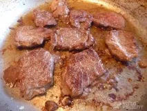Рецепт Ніжна яловичина під цибульним соусом, зі сметаною рецепт
