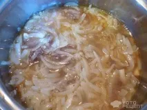 Рецепт Ніжна яловичина під цибульним соусом, зі сметаною ніжна