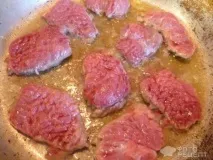 Рецепт Ніжна яловичина під цибульним соусом, зі сметаною яловичина