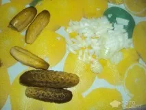 Рецепт Рибний салат з копченою рибою, з горошком та маринованим огірком копченою