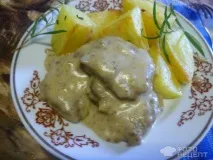 Рецепт Ніжна яловичина під цибульним соусом, зі сметаною яловичина