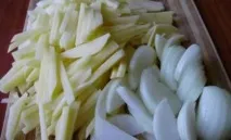Листковий пиріг з картоплею пиріг