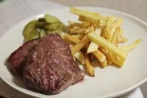 Стейк з картоплею фрі - JEvents Петербург картоплею