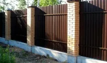 Установка стовпів для паркану з профнастилу своїми руками оптимальна відстань між ними паркану