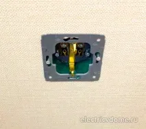 Установка розеток у стіні розеток