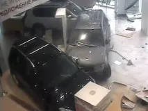 Лікар розгромив автосалон зі страху за свою сім’ю того