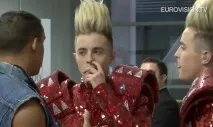 Близнюки Jedward колупаються в носі за лаштунками Євробачення 2011 (ФОТО) близнюки