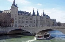 Влада Парижа дозволить купатися в річці Сені, Living in Travels дозволить