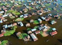 Цікаві місця Африки село Ганві посеред озера африки