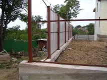 Які вимоги до огорож та норми огорожі варто врахувати під час зведення паркану варто