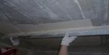 Як вирівнювати стелю способи вирівнювання по маяках і без них способи