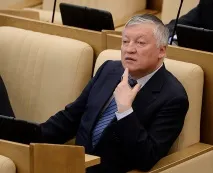 сидить