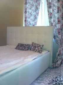 Ліжко з м’яким узголів’ям з тканини або екошкіри Потрібна порада яким