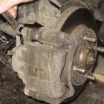 Змінюємо гальмівні колодки передні Шевроле Епіка шевроле