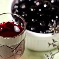 Настоянка з жимолості на горілці. настоянка