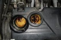 Чому масло в двигуні автомобіля змінює властивості - чорніє, густіє, згортається та інші масло