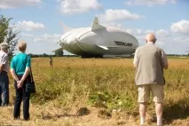 Найбільше повітряне судно у світі вперше виведено з ангару повітряне