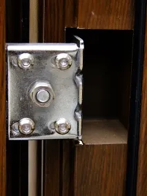 Технічне обслуговування металевих дверей допомогою