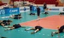 Розтяжка м’язів перед грою у футбол та баскетбол, вправи на розтяжку для воротарів та хокеїстів грою