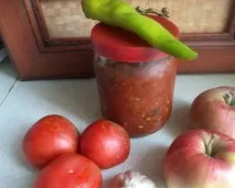 Аджика з яблуками та перцем перцем