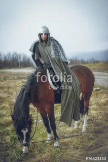 Дівчина воїн на коні - Стокова фотографія та роялті-фрі зображення на - Pic 76323153 роялті-фрі