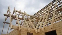 Ферми перекриття та балки в каркасному будинку ферми