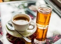 Де більше кофеїну в чаї чи каві чашці